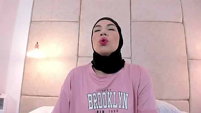 aisha vs online show from October 3, 1:27 pm