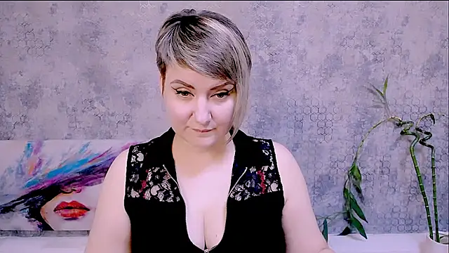 Djullia online show from November 17, 1:45 pm