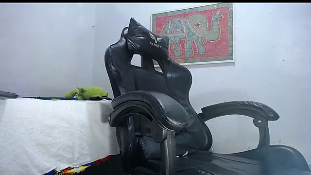 hersheybanks23 online show from April 22, 2:19 am