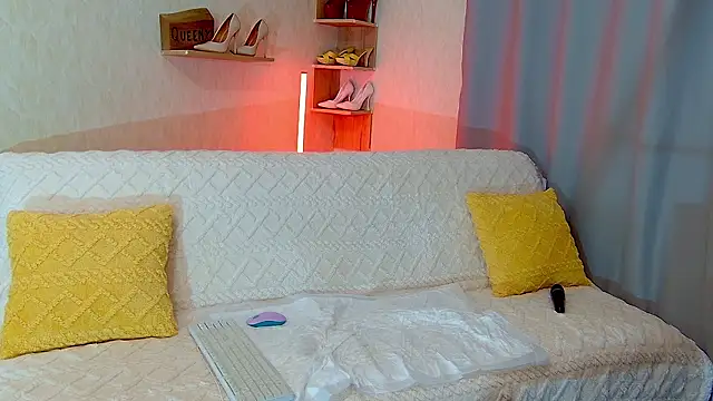 KimPolloc online show from March 5, 8:04 pm