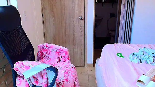 sara2520 online show from December 13, 8:59 pm