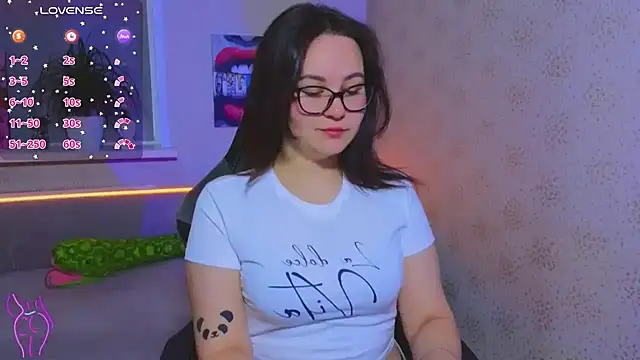 Snapshot of EsterLogan chatting on October 19, 8:49 am EsterLogan online show from October 19, 8:49 am