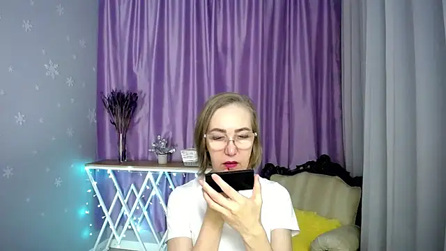 queen a n i online show from March 28, 7:52 am