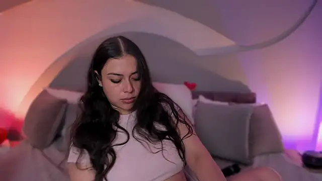 Nicolle W online show from March 18, 11:59 am