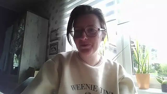 LiquidLeonie online show from June 9, 9:09 am