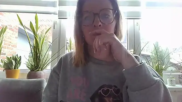 LiquidLeonie online show from April 2, 7:50 am