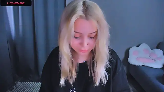 MonaLauu online show from December 15, 9:03 am