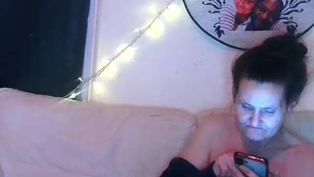 CuzzyB69 online show from April 11, 1:22 am