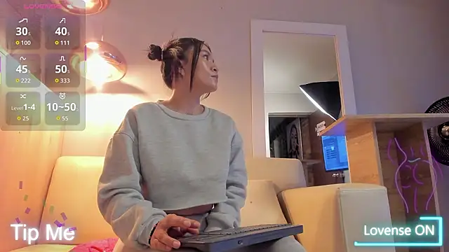 bonie lov online show from February 25, 10:30 pm