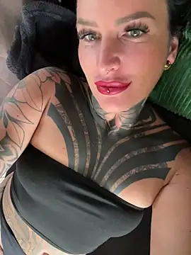 Snapshot of InkedBiitch chatting on October 3, 9:36 am InkedBiitch online show from October 3, 9:36 am