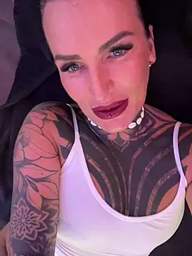 Snapshot of InkedBiitch chatting on September 17, 3:21 pm InkedBiitch online show from September 17, 3:21 pm