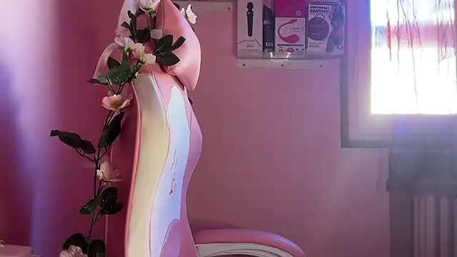 Nikky Divine online show from April 30, 2:00 pm