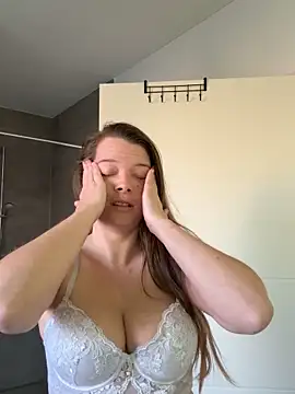 Snapshot of newMichelle chatting on October 2, 6:29 am newMichelle online show from October 2, 6:29 am