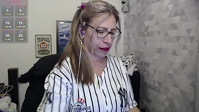 Chayla Ruiz online show from September 19, 7:35 pm