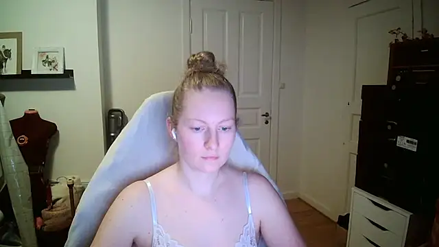 Girlnina-1995 online show from December 18, 2:33 pm