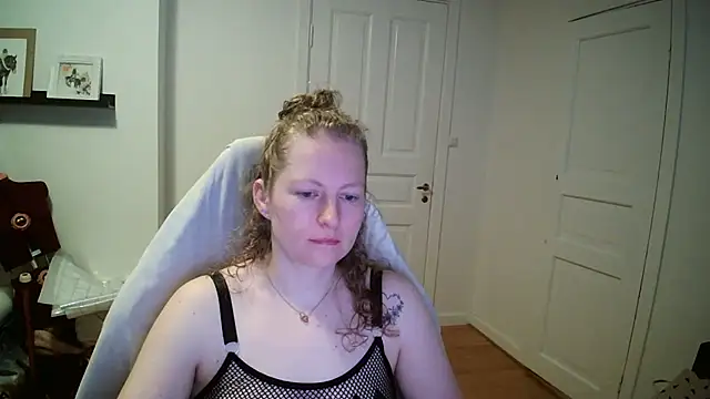 Girlnina-1995 online show from March 18, 6:40 am