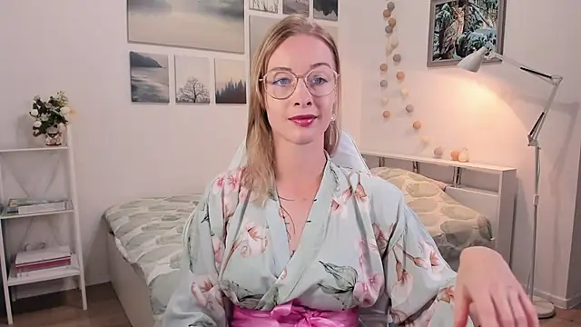 Snapshot of MissRightX chatting on September 17, 9:29 am MissRightX online show from September 17, 9:29 am