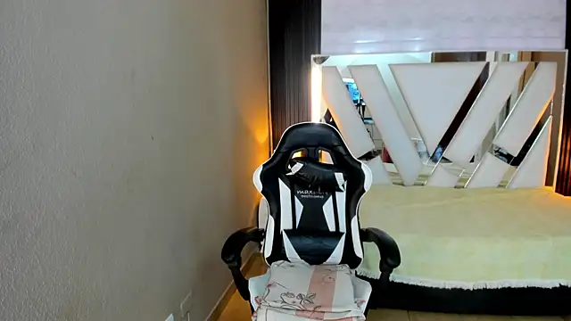 Linda4Petite online show from April 24, 6:33 pm