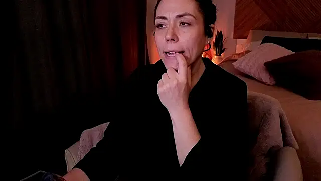 Ellie-L-Elizabeth online show from April 18, 3:31 am