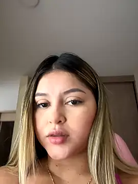 lunablossom  online show from November 19, 5:46 pm