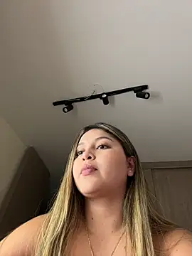 lunablossom  online show from March 11, 11:40 pm