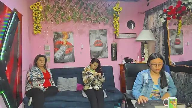 lesbiancuple online show from April 15, 12:17 pm