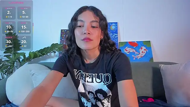 TIFFANYRUSSO online show from October 27, 9:05 am