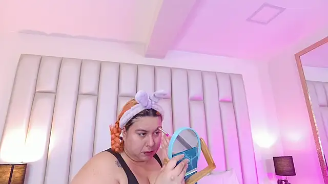 aandreaperez online show from January 7, 11:46 am