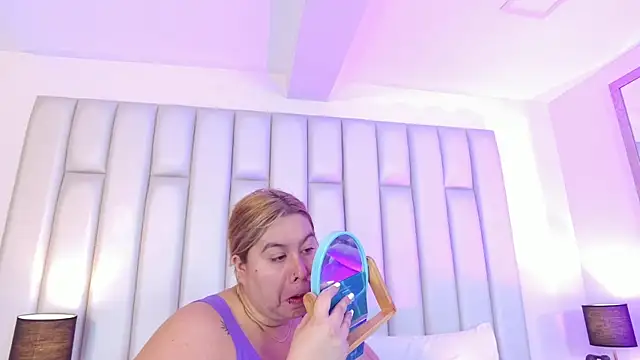 aandreaperez online show from April 7, 11:45 am