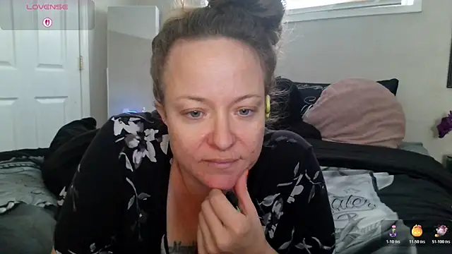Snapshot of julimonroe chatting on October 19, 4:09 pm julimonroe online show from October 19, 4:09 pm
