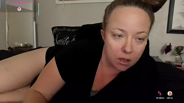 Snapshot of julimonroe chatting on October 18, 2:47 am julimonroe online show from October 18, 2:47 am