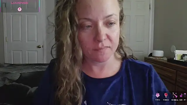 Snapshot of julimonroe chatting on September 30, 2:17 am julimonroe online show from September 30, 2:17 am