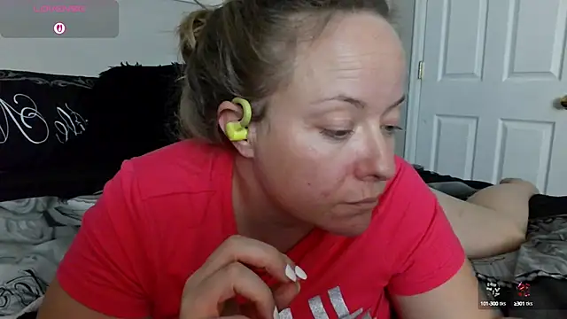 Snapshot of julimonroe chatting on September 17, 3:15 am julimonroe online show from September 17, 3:15 am