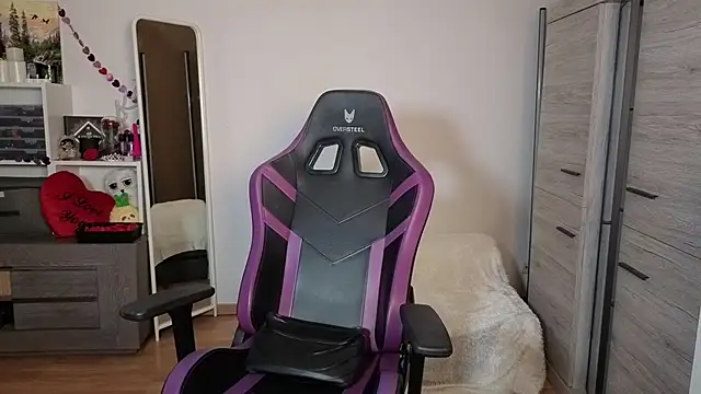 TinniAngel online show from February 3, 6:12 pm