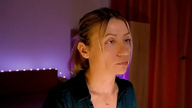 ZoeGrant online show from April 28, 5:39 pm