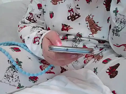 RealLittleRedRidingHood online show from November 1, 6:01 pm