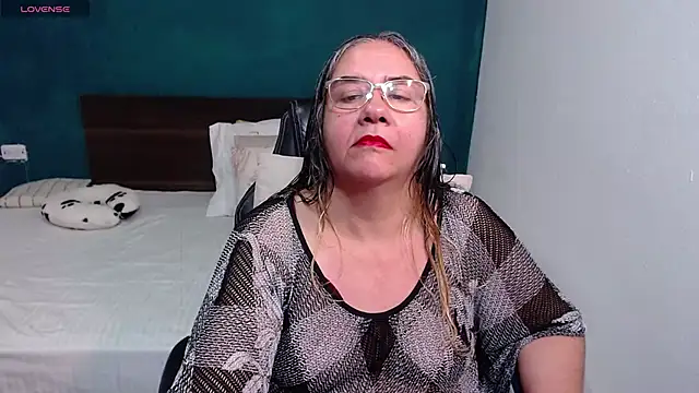 Snapshot of scaelettdubois chatting on October 18, 12:25 am scaelettdubois online show from October 18, 12:25 am