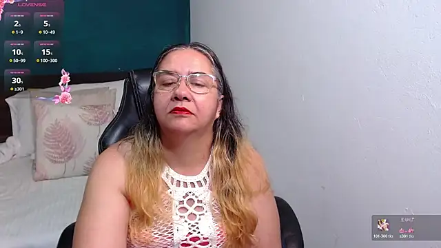 Snapshot of scaelettdubois chatting on October 19, 3:08 am scaelettdubois online show from October 19, 3:08 am
