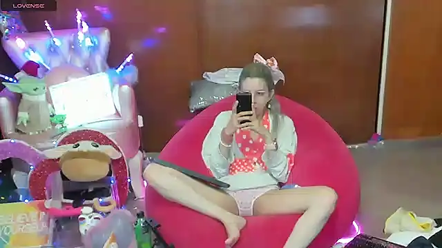 Skinygirl online show from May 20, 11:57 pm