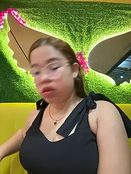 Snapshot of Lucyklein2022 chatting on October 18, 11:50 pm Lucyklein2022 online show from October 18, 11:50 pm