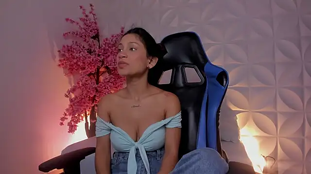 cora 22 online show from December 4, 1:13 pm