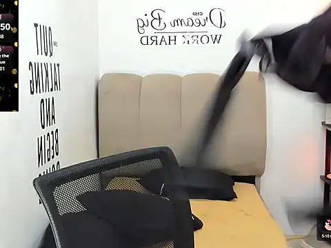 Trixie Mattel21 online show from November 29, 10:25 pm