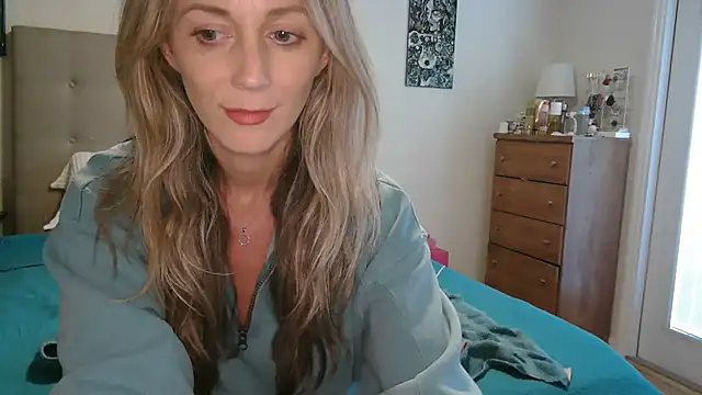 Snapshot of Heyitsmee33 chatting on October 14, 7:27 pm Heyitsmee33 online show from October 14, 7:27 pm