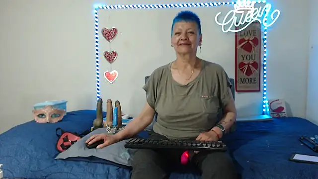 Snapshot of loquitaqueen011 chatting on September 29, 10:26 pm loquitaqueen011 online show from September 29, 10:26 pm