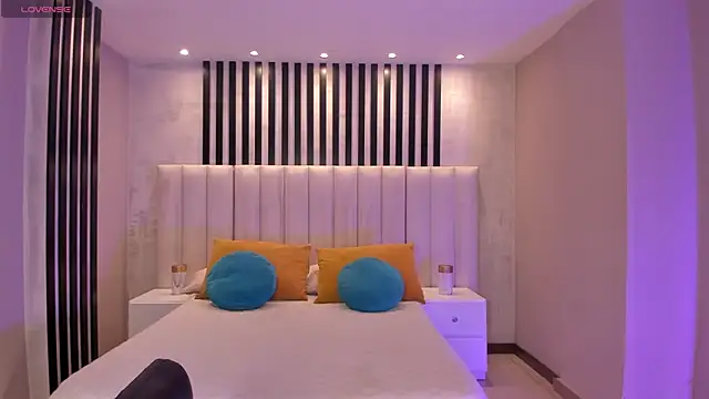 EveBensonX online show from April 6, 7:37 pm