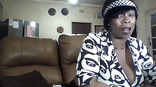 Snapshot of Gucci_Bx chatting on October 14, 10:23 pm Gucci Bx online show from October 14, 10:23 pm