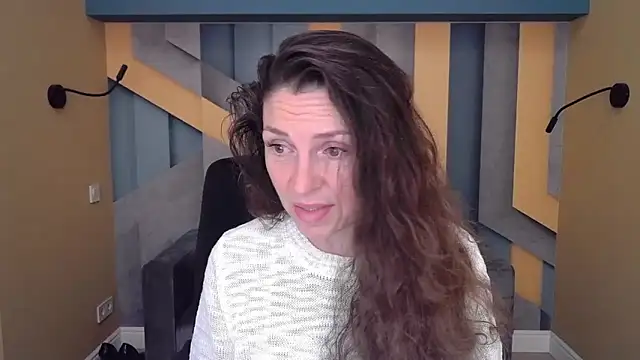 Snapshot of EllaLong chatting on October 9, 11:47 am EllaLong online show from October 9, 11:47 am