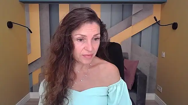 Snapshot of EllaLong chatting on September 13, 11:29 am EllaLong online show from September 13, 11:29 am