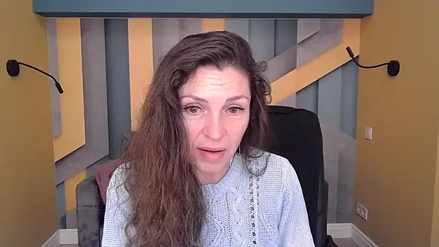 Snapshot of EllaLong chatting on October 17, 11:35 am EllaLong online show from October 17, 11:35 am