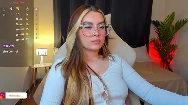 dakottaa  online show from June 26, 12:12 am